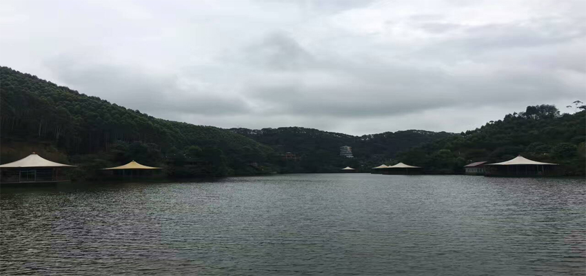 工業(yè)節(jié)能風(fēng)扇核心團隊于景區(qū)乘船、觀賞山水