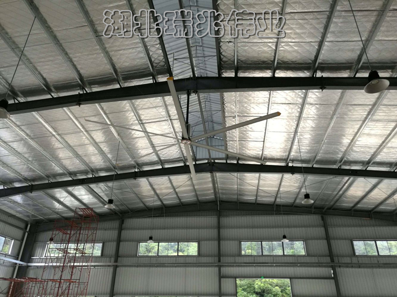 大型工業(yè)節(jié)能風(fēng)扇、大型工業(yè)節(jié)能風(fēng)扇、廠房降溫通風(fēng)、廠房降溫、廠房通風(fēng)、鋼結(jié)構(gòu)廠房通風(fēng)降溫方案、廠房車間通風(fēng)降溫方案、大型工業(yè)風(fēng)扇、物流倉儲大風(fēng)扇、大吊扇、工業(yè)風(fēng)扇、廠房車間降溫設(shè)備、廠房車間通風(fēng)設(shè)備、車間溫控設(shè)備、工業(yè)大吊扇、工業(yè)大風(fēng)扇、工業(yè)節(jié)能風(fēng)扇、湖北瑞兆偉業(yè)通風(fēng)降溫科技有限公司