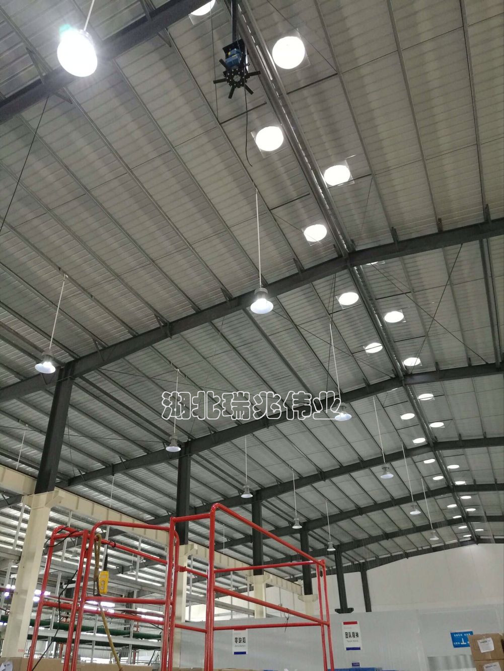 高大廠房降溫通風(fēng)方案、高大廠房降溫通風(fēng)、鋼結(jié)構(gòu)廠房通風(fēng)降溫方案、廠房車間通風(fēng)降溫方案、大型工業(yè)風(fēng)扇、物流倉儲(chǔ)大風(fēng)扇、大吊扇、工業(yè)風(fēng)扇、廠房車間降溫設(shè)備、廠房車間通風(fēng)設(shè)備、車間溫控設(shè)備、工業(yè)大吊扇、工業(yè)大風(fēng)扇、工業(yè)節(jié)能風(fēng)扇、湖北瑞兆偉業(yè)通風(fēng)降溫科技有限公司