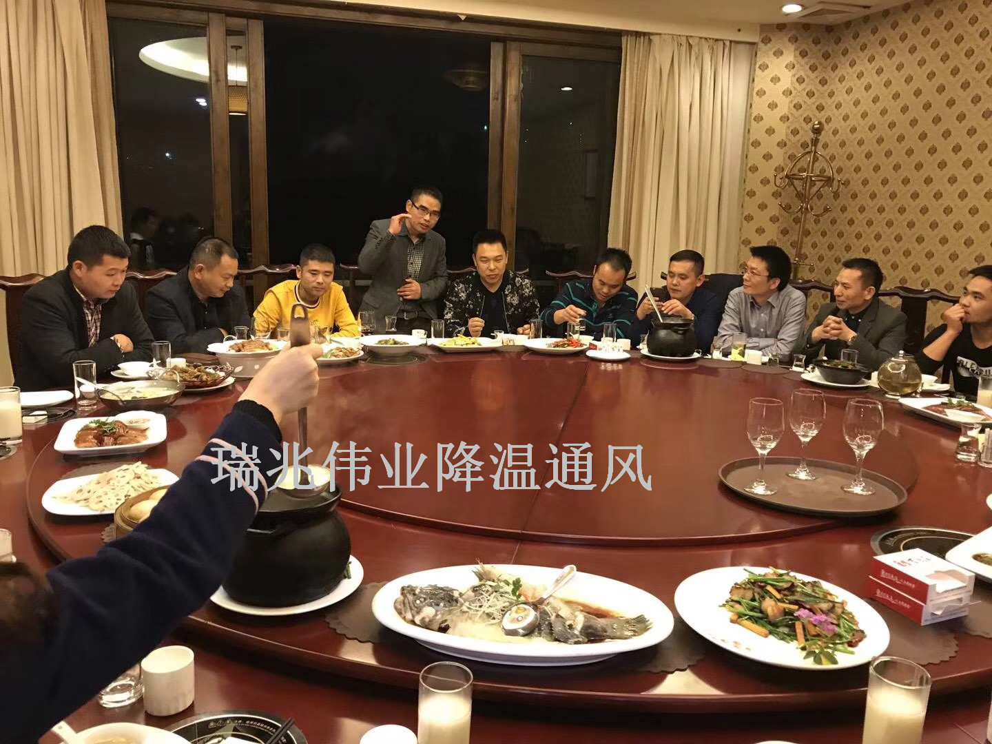 鋼結(jié)構(gòu)廠房通風(fēng)降溫方案、廠房車間通風(fēng)降溫方案、大型工業(yè)風(fēng)扇、物流倉儲大風(fēng)扇、大吊扇、工業(yè)風(fēng)扇、廠房車間降溫設(shè)備、廠房車間通風(fēng)設(shè)備、車間溫控設(shè)備、工業(yè)大吊扇、工業(yè)大風(fēng)扇、工業(yè)節(jié)能風(fēng)扇、湖北瑞兆偉業(yè)通風(fēng)降溫科技有限公司
