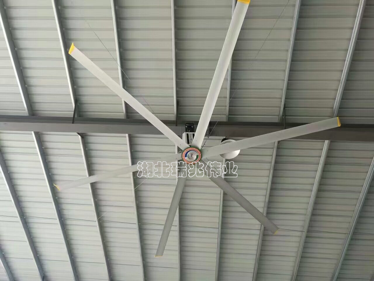 廠房降溫通風、鋼結(jié)構廠房通風降溫方案、廠房車間通風降溫方案、大型工業(yè)風扇、物流倉儲大風扇、大吊扇、工業(yè)風扇、廠房車間降溫設備、廠房車間通風設備、車間溫控設備、工業(yè)大吊扇、工業(yè)大風扇、工業(yè)節(jié)能風扇、湖北瑞兆偉業(yè)通風降溫科技有限公司