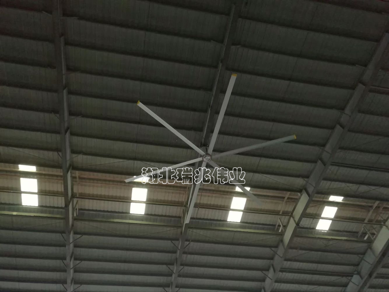 瑞泰風(fēng)工業(yè)大風(fēng)扇、鋼結(jié)構(gòu)廠房通風(fēng)降溫方案、廠房車間通風(fēng)降溫方案、大型工業(yè)風(fēng)扇、物流倉儲大風(fēng)扇、大吊扇、工業(yè)風(fēng)扇、廠房車間降溫設(shè)備、廠房車間通風(fēng)設(shè)備、車間溫控設(shè)備、工業(yè)大吊扇、工業(yè)大風(fēng)扇、工業(yè)節(jié)能風(fēng)扇、湖北瑞兆偉業(yè)通風(fēng)降溫科技有限公司