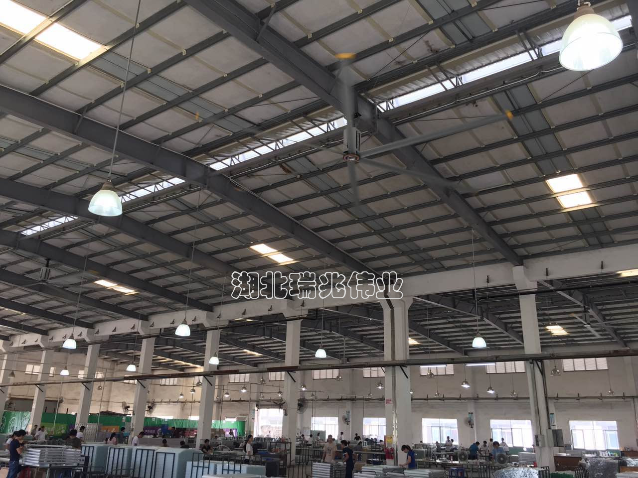 瑞泰風(fēng)工業(yè)大風(fēng)扇、鋼結(jié)構(gòu)廠房通風(fēng)降溫方案、廠房車間通風(fēng)降溫方案、大型工業(yè)風(fēng)扇、物流倉儲大風(fēng)扇、大吊扇、工業(yè)風(fēng)扇、廠房車間降溫設(shè)備、廠房車間通風(fēng)設(shè)備、車間溫控設(shè)備、工業(yè)大吊扇、工業(yè)大風(fēng)扇、工業(yè)節(jié)能風(fēng)扇、湖北瑞兆偉業(yè)通風(fēng)降溫科技有限公司