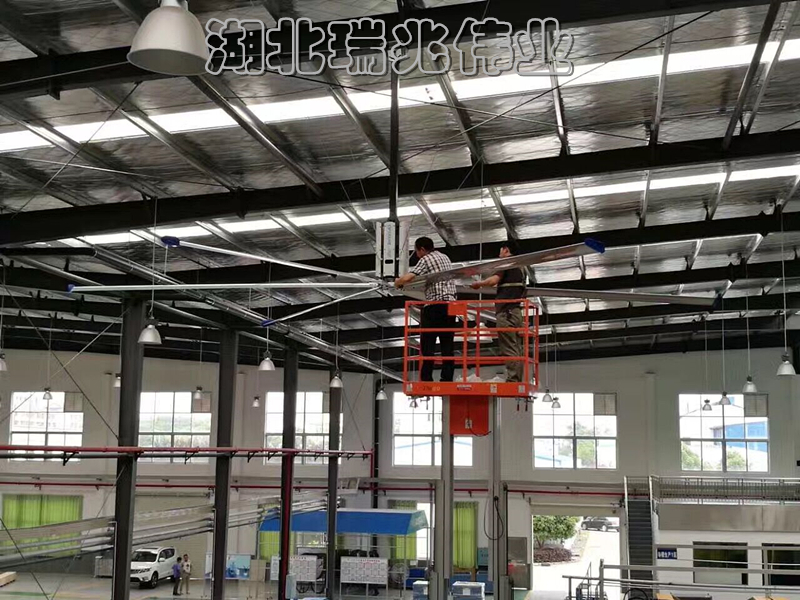 超大型工業(yè)吊扇、湖北瑞兆偉業(yè)通風(fēng)降溫科技有限公司為17年專業(yè)通風(fēng)降溫解決方案領(lǐng)航者,為數(shù)千家各大品牌企業(yè)提供鋼結(jié)構(gòu)廠房通風(fēng)降溫方案、大型工業(yè)風(fēng)扇、物流倉(cāng)儲(chǔ)大風(fēng)扇、大吊扇、工業(yè)風(fēng)扇、車間溫控設(shè)備、工業(yè)大吊扇、工業(yè)大風(fēng)扇、工業(yè)節(jié)能風(fēng)扇一站式服務(wù)及廠房車間通風(fēng)降溫方案與廠房車間通風(fēng)降溫設(shè)備.工業(yè)大風(fēng)扇廠家服務(wù)熱線:400-7757-027."