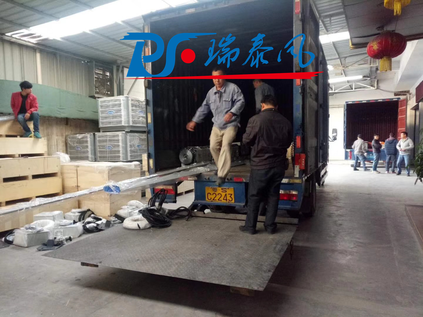 瑞泰風(fēng)工業(yè)大風(fēng)扇、鋼結(jié)構(gòu)廠房通風(fēng)降溫方案、廠房車間通風(fēng)降溫方案、大型工業(yè)風(fēng)扇、物流倉儲大風(fēng)扇、大吊扇、工業(yè)風(fēng)扇、廠房車間降溫設(shè)備、廠房車間通風(fēng)設(shè)備、車間溫控設(shè)備、工業(yè)大吊扇、工業(yè)大風(fēng)扇、工業(yè)節(jié)能風(fēng)扇、湖北瑞兆偉業(yè)通風(fēng)降溫科技有限公司