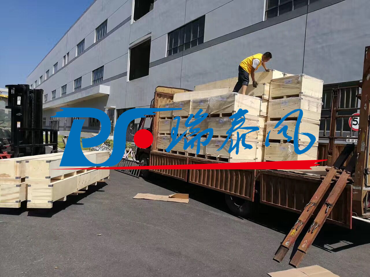 瑞泰風工業(yè)大風扇、鋼結(jié)構(gòu)廠房通風降溫方案、廠房車間通風降溫方案、大型工業(yè)風扇、物流倉儲大風扇、大吊扇、工業(yè)風扇、廠房車間降溫設(shè)備、廠房車間通風設(shè)備、車間溫控設(shè)備、工業(yè)大吊扇、工業(yè)大風扇、工業(yè)節(jié)能風扇、湖北瑞兆偉業(yè)通風降溫科技有限公司、瑞泰風工業(yè)大風扇