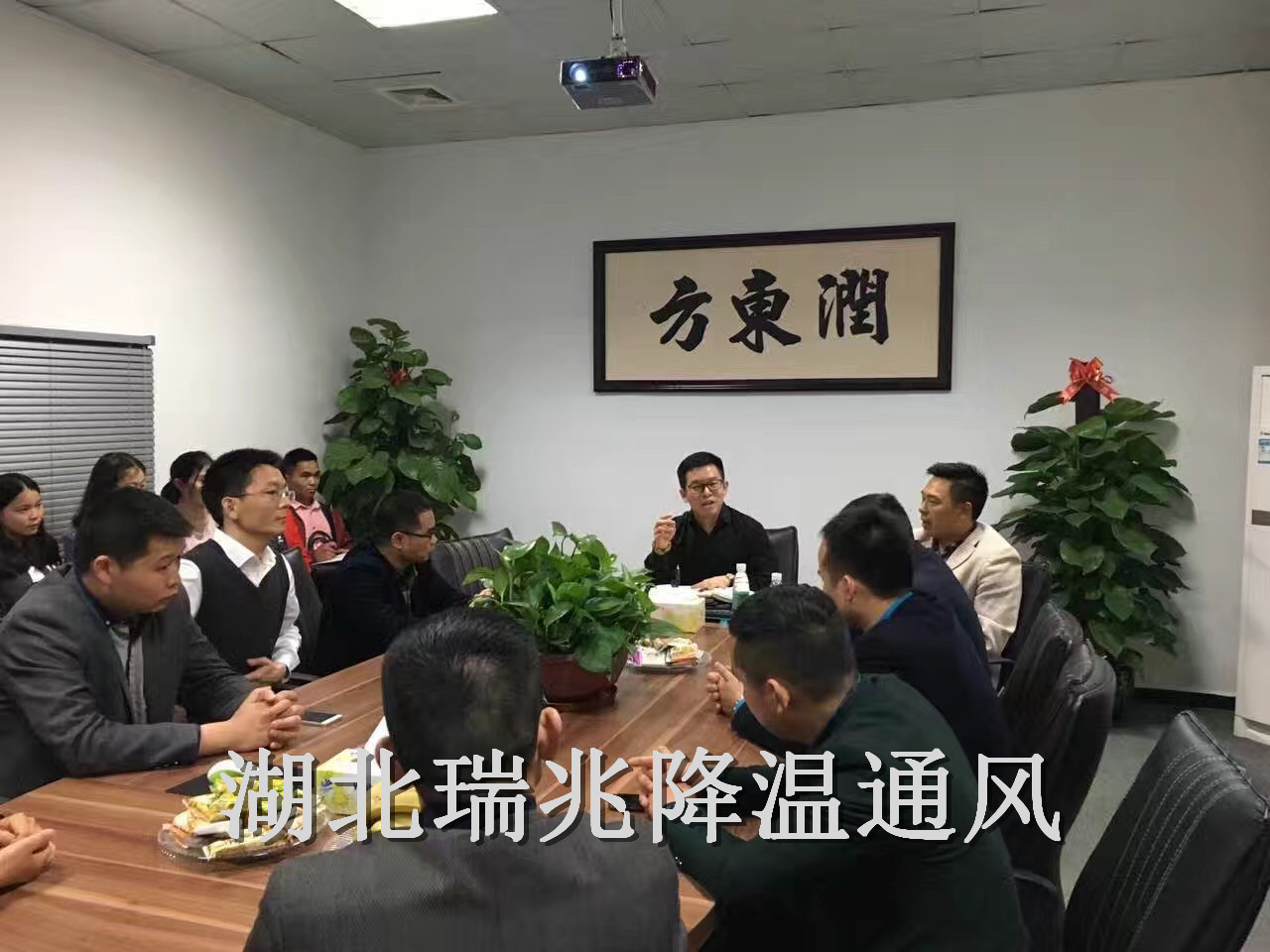 扇機(jī)組合、瑞泰風(fēng)工業(yè)大風(fēng)扇、鋼結(jié)構(gòu)廠房通風(fēng)降溫方案、廠房車間通風(fēng)降溫方案、大型工業(yè)風(fēng)扇、物流倉儲大風(fēng)扇、大吊扇、工業(yè)風(fēng)扇、廠房車間降溫設(shè)備、廠房車間通風(fēng)設(shè)備、車間溫控設(shè)備、工業(yè)大吊扇、工業(yè)大風(fēng)扇、工業(yè)節(jié)能風(fēng)扇、湖北瑞兆偉業(yè)通風(fēng)降溫科技有限公司