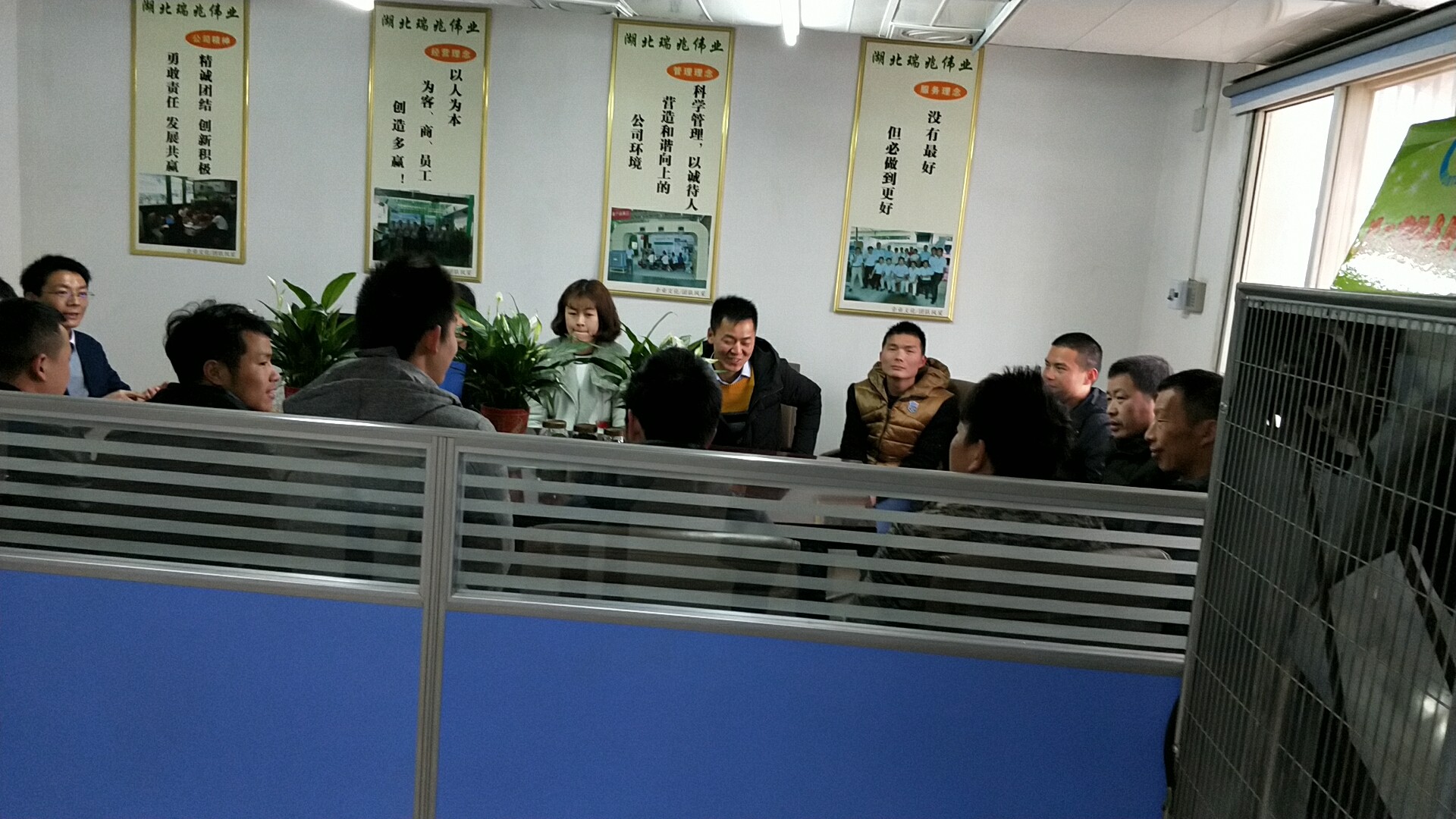 潤東方冷風(fēng)機(jī)、瑞泰風(fēng)工業(yè)大風(fēng)扇、鋼結(jié)構(gòu)廠房通風(fēng)降溫方案、廠房車間通風(fēng)降溫方案、大型工業(yè)風(fēng)扇、物流倉儲大風(fēng)扇、大吊扇、工業(yè)風(fēng)扇、廠房車間降溫設(shè)備、廠房車間通風(fēng)設(shè)備、車間溫控設(shè)備、工業(yè)大吊扇、工業(yè)大風(fēng)扇、工業(yè)節(jié)能風(fēng)扇、湖北瑞兆偉業(yè)通風(fēng)降溫科技有限公司