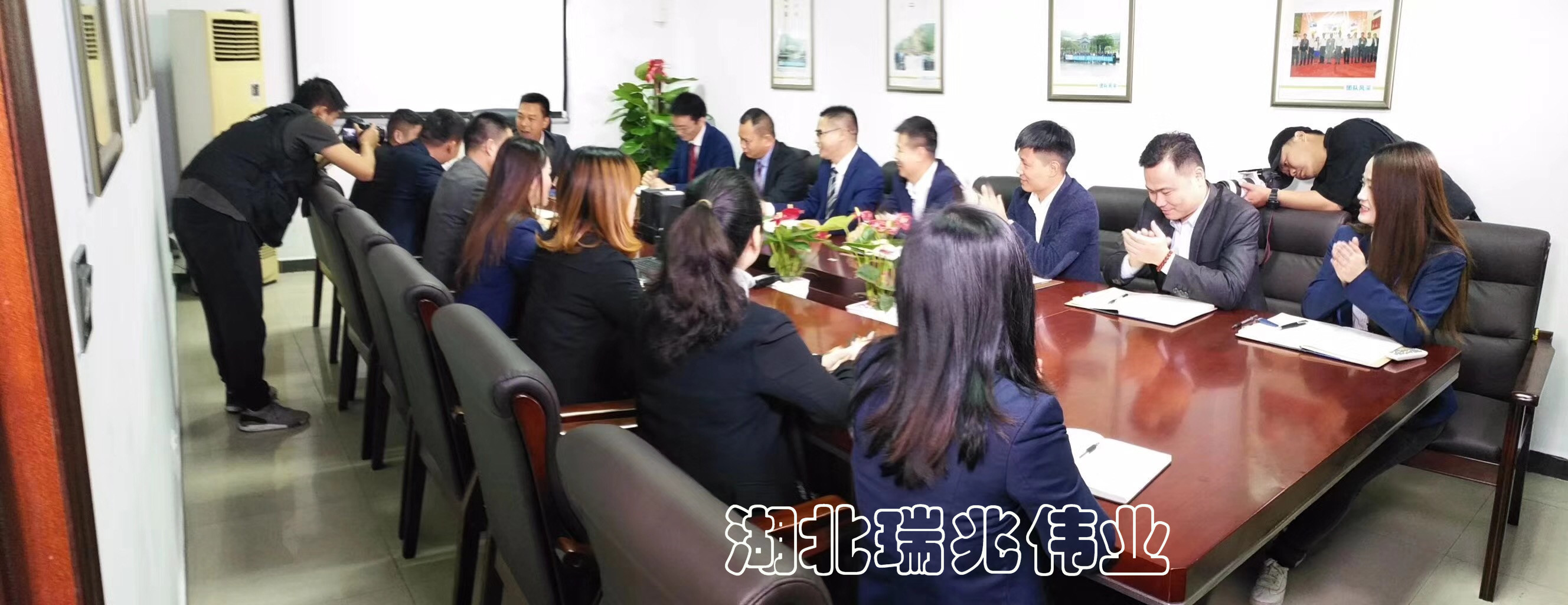 鋼結(jié)構(gòu)廠房通風(fēng)降溫方案、廠房車間通風(fēng)降溫方案、大型工業(yè)風(fēng)扇、物流倉儲(chǔ)大風(fēng)扇、大吊扇、工業(yè)風(fēng)扇、廠房車間降溫設(shè)備、廠房車間通風(fēng)設(shè)備、車間溫控設(shè)備、工業(yè)大吊扇、工業(yè)大風(fēng)扇、工業(yè)節(jié)能風(fēng)扇、湖北瑞兆偉業(yè)通風(fēng)降溫科技有限公司
