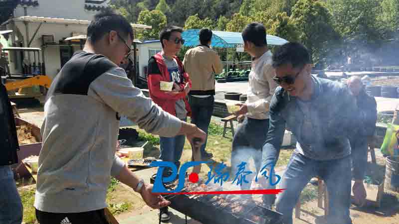 鋼結(jié)構(gòu)廠房通風(fēng)降溫方案、廠房車間通風(fēng)降溫方案、大型工業(yè)風(fēng)扇、物流倉儲大風(fēng)扇、大吊扇、工業(yè)風(fēng)扇、廠房車間降溫設(shè)備、廠房車間通風(fēng)設(shè)備、車間溫控設(shè)備、工業(yè)大吊扇、工業(yè)大風(fēng)扇、工業(yè)節(jié)能風(fēng)扇、湖北瑞兆偉業(yè)通風(fēng)降溫科技有限公司