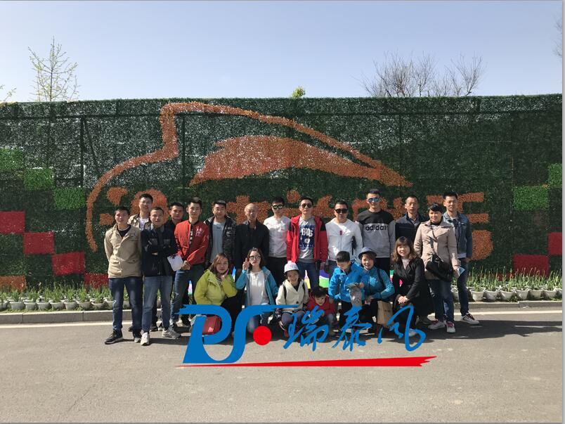 鋼結(jié)構(gòu)廠房通風(fēng)降溫方案、廠房車間通風(fēng)降溫方案、大型工業(yè)風(fēng)扇、物流倉儲大風(fēng)扇、大吊扇、工業(yè)風(fēng)扇、廠房車間降溫設(shè)備、廠房車間通風(fēng)設(shè)備、車間溫控設(shè)備、工業(yè)大吊扇、工業(yè)大風(fēng)扇、工業(yè)節(jié)能風(fēng)扇、湖北瑞兆偉業(yè)通風(fēng)降溫科技有限公司