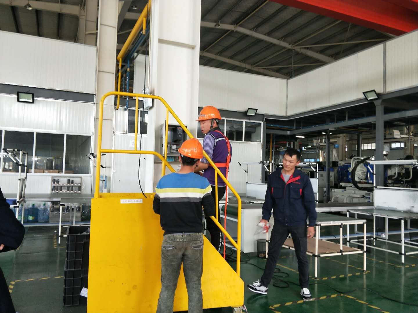 鋼結(jié)構(gòu)廠房通風(fēng)降溫方案、廠房車間通風(fēng)降溫方案、大型工業(yè)風(fēng)扇、物流倉儲(chǔ)大風(fēng)扇、大吊扇、工業(yè)風(fēng)扇、廠房車間降溫設(shè)備、廠房車間通風(fēng)設(shè)備、車間溫控設(shè)備、工業(yè)大吊扇、工業(yè)大風(fēng)扇、工業(yè)節(jié)能風(fēng)扇、湖北瑞兆偉業(yè)通風(fēng)降溫科技有限公司