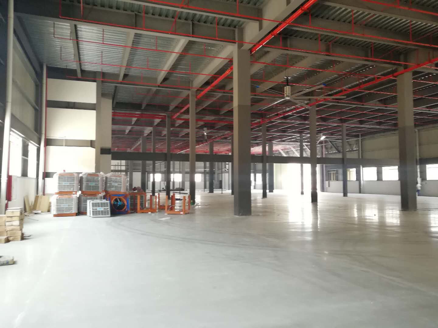 鋼結(jié)構(gòu)廠房通風(fēng)降溫方案、廠房車間通風(fēng)降溫方案、大型工業(yè)風(fēng)扇、物流倉儲大風(fēng)扇、大吊扇、工業(yè)風(fēng)扇、廠房車間降溫設(shè)備、廠房車間通風(fēng)設(shè)備、車間溫控設(shè)備、工業(yè)大吊扇、工業(yè)大風(fēng)扇、工業(yè)節(jié)能風(fēng)扇、湖北瑞兆偉業(yè)通風(fēng)降溫科技有限公司