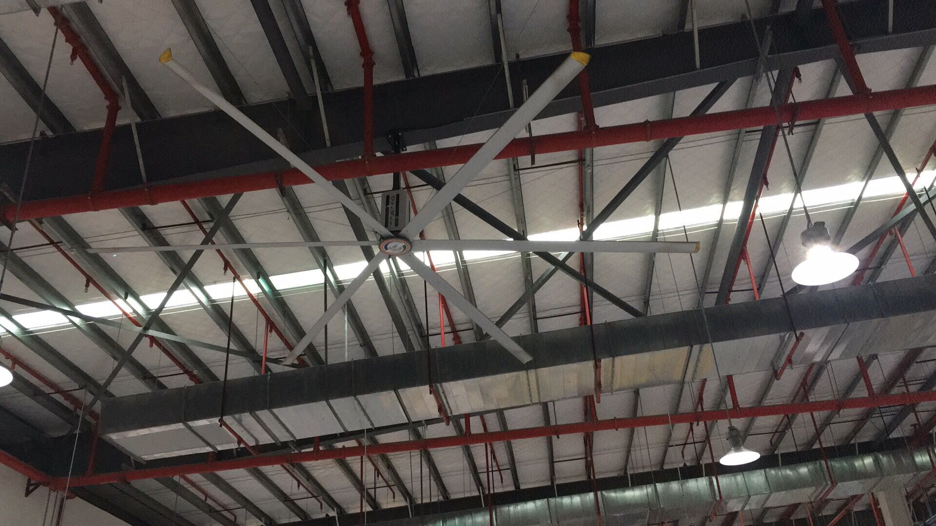 鋼結構廠房通風降溫方案、廠房車間通風降溫方案、大型工業(yè)風扇、物流倉儲大風扇、大吊扇、工業(yè)風扇、廠房車間降溫設備、廠房車間通風設備、車間溫控設備、工業(yè)大吊扇、工業(yè)大風扇、工業(yè)節(jié)能風扇、湖北瑞兆偉業(yè)通風降溫科技有限公司