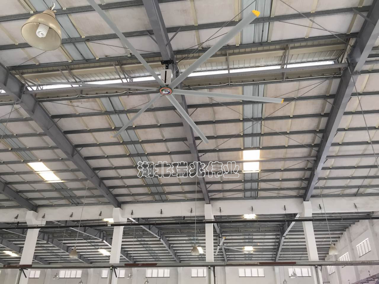 鋼結(jié)構(gòu)廠房通風(fēng)降溫方案、廠房車間通風(fēng)降溫方案、大型工業(yè)風(fēng)扇、物流倉儲(chǔ)大風(fēng)扇、大吊扇、工業(yè)風(fēng)扇、廠房車間降溫設(shè)備、廠房車間通風(fēng)設(shè)備、車間溫控設(shè)備、工業(yè)大吊扇、工業(yè)大風(fēng)扇、工業(yè)節(jié)能風(fēng)扇、湖北瑞兆偉業(yè)通風(fēng)降溫科技有限公司
