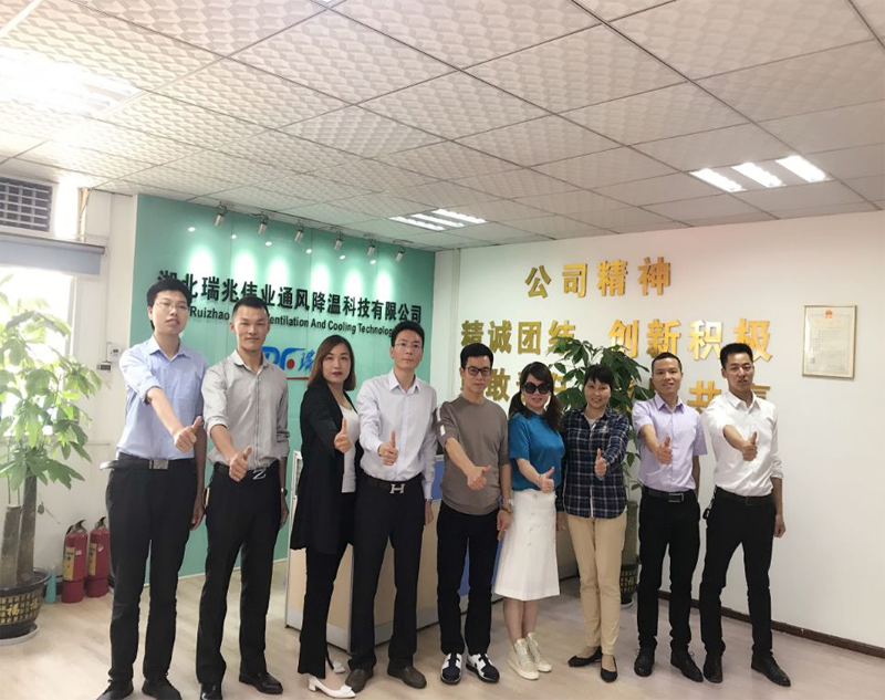 鋼結構廠房通風降溫方案、廠房車間通風降溫方案、大型工業(yè)風扇、物流倉儲大風扇、大吊扇、工業(yè)風扇、廠房車間降溫設備、廠房車間通風設備、車間溫控設備、工業(yè)大吊扇、工業(yè)大風扇、工業(yè)節(jié)能風扇、湖北瑞兆偉業(yè)通風降溫科技有限公司