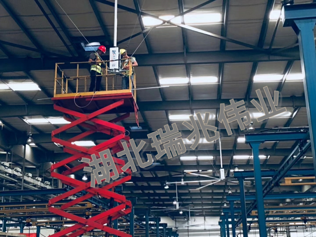 鋼結(jié)構(gòu)廠房通風(fēng)降溫方案、廠房車間通風(fēng)降溫方案、大型工業(yè)風(fēng)扇、物流倉(cāng)儲(chǔ)大風(fēng)扇、大吊扇、工業(yè)風(fēng)扇、廠房車間降溫設(shè)備、廠房車間通風(fēng)設(shè)備、車間溫控設(shè)備、工業(yè)大吊扇、工業(yè)大風(fēng)扇、工業(yè)節(jié)能風(fēng)扇、湖北瑞兆偉業(yè)通風(fēng)降溫科技有限公司