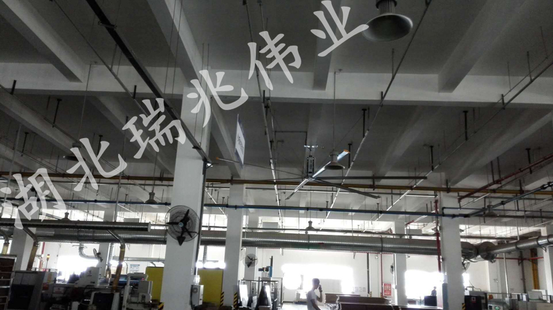 鋼結(jié)構(gòu)廠房通風(fēng)降溫方案、廠房車間通風(fēng)降溫方案、大型工業(yè)風(fēng)扇、物流倉儲大風(fēng)扇、大吊扇、工業(yè)風(fēng)扇、廠房車間降溫設(shè)備、廠房車間通風(fēng)設(shè)備、車間溫控設(shè)備、工業(yè)大吊扇、工業(yè)大風(fēng)扇、工業(yè)節(jié)能風(fēng)扇、湖北瑞兆偉業(yè)通風(fēng)降溫科技有限公司
