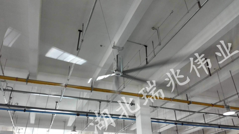 鋼結(jié)構(gòu)廠房通風(fēng)降溫方案、廠房車間通風(fēng)降溫方案、大型工業(yè)風(fēng)扇、物流倉儲大風(fēng)扇、大吊扇、工業(yè)風(fēng)扇、廠房車間降溫設(shè)備、廠房車間通風(fēng)設(shè)備、車間溫控設(shè)備、工業(yè)大吊扇、工業(yè)大風(fēng)扇、工業(yè)節(jié)能風(fēng)扇、湖北瑞兆偉業(yè)通風(fēng)降溫科技有限公司