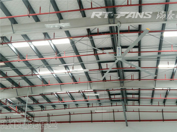 瑞泰風工業(yè)大風扇，瑞泰風工業(yè)大吊扇，瑞泰風大型工業(yè)大風扇，大風扇通風降溫效果，大風扇通風降溫功效，高大鐵皮鋼結(jié)構(gòu)廠房通風降溫用大風扇