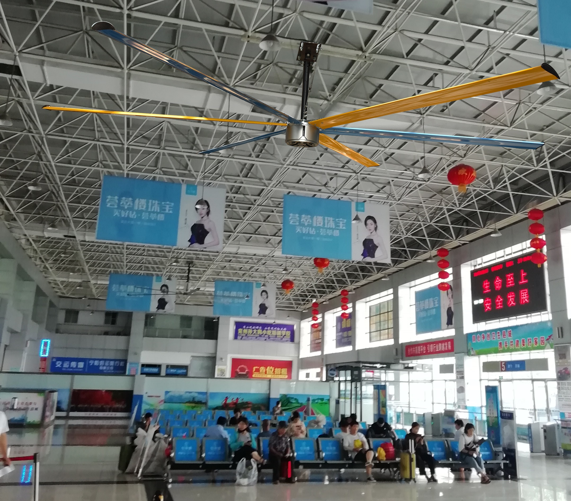 候車室通風(fēng)降溫,工業(yè)大風(fēng)扇,工業(yè)大吊扇,公共場(chǎng)所通風(fēng)降溫 候車室通風(fēng)降溫,工業(yè)大風(fēng)扇,工業(yè)大吊扇,公共場(chǎng)所通風(fēng)降溫
