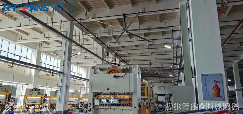 夏日炎炎，你的企業(yè)需要安裝一款工業(yè)大風扇幫你迅速解決高大車間的通風降溫難題！