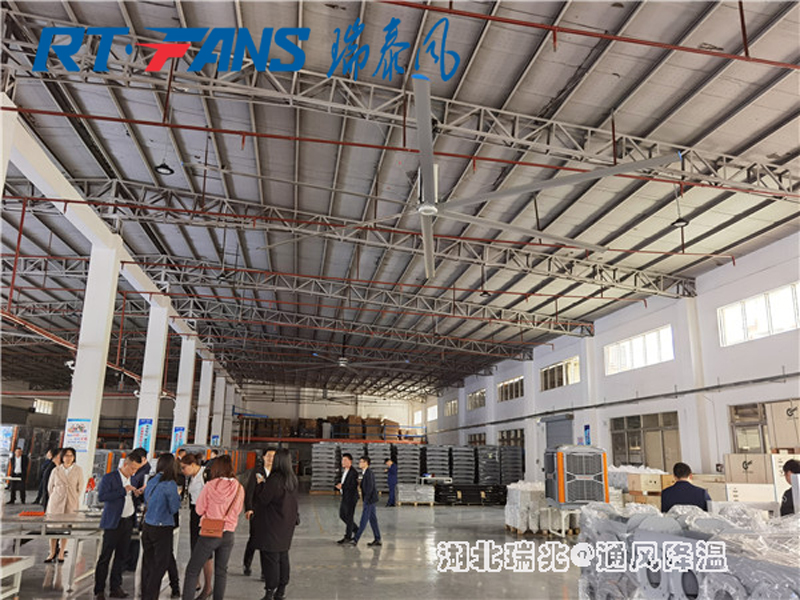 高大空間降溫只需一臺工業(yè)大風扇！
