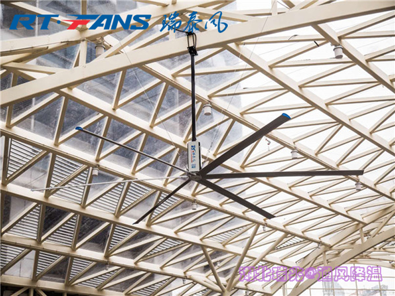 工業(yè)大風(fēng)扇加強(qiáng)室內(nèi)的通風(fēng)，提升空氣質(zhì)量